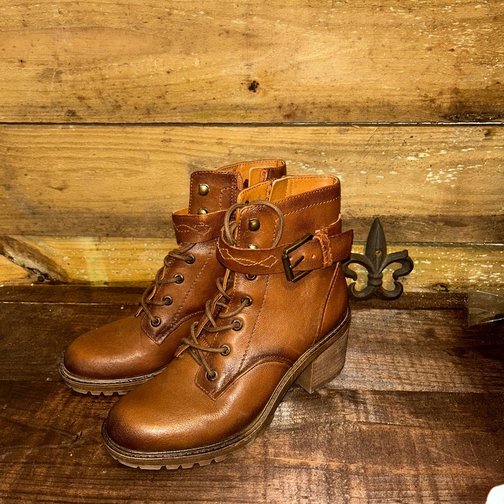 Ankle leather boots